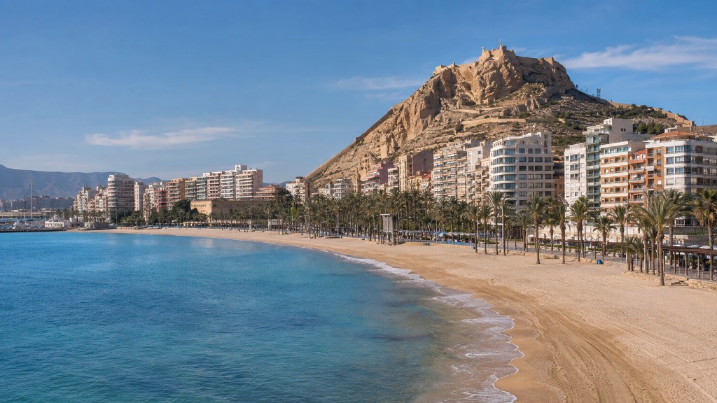 Panorama des Postiguet-Strands und der Burg Santa Bárbara in Alicante mit Promenade und Gebäuden an der Küste