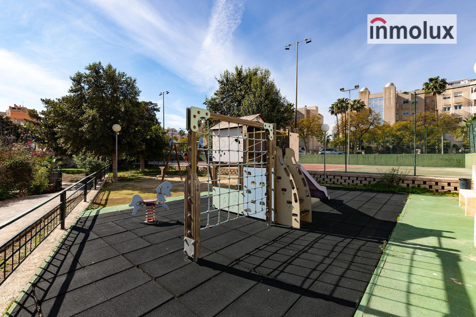 ZONA INFANTIL Y PISTA DE TENIS