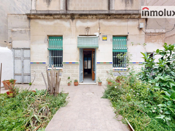 ENTRADA Y JARDÍN