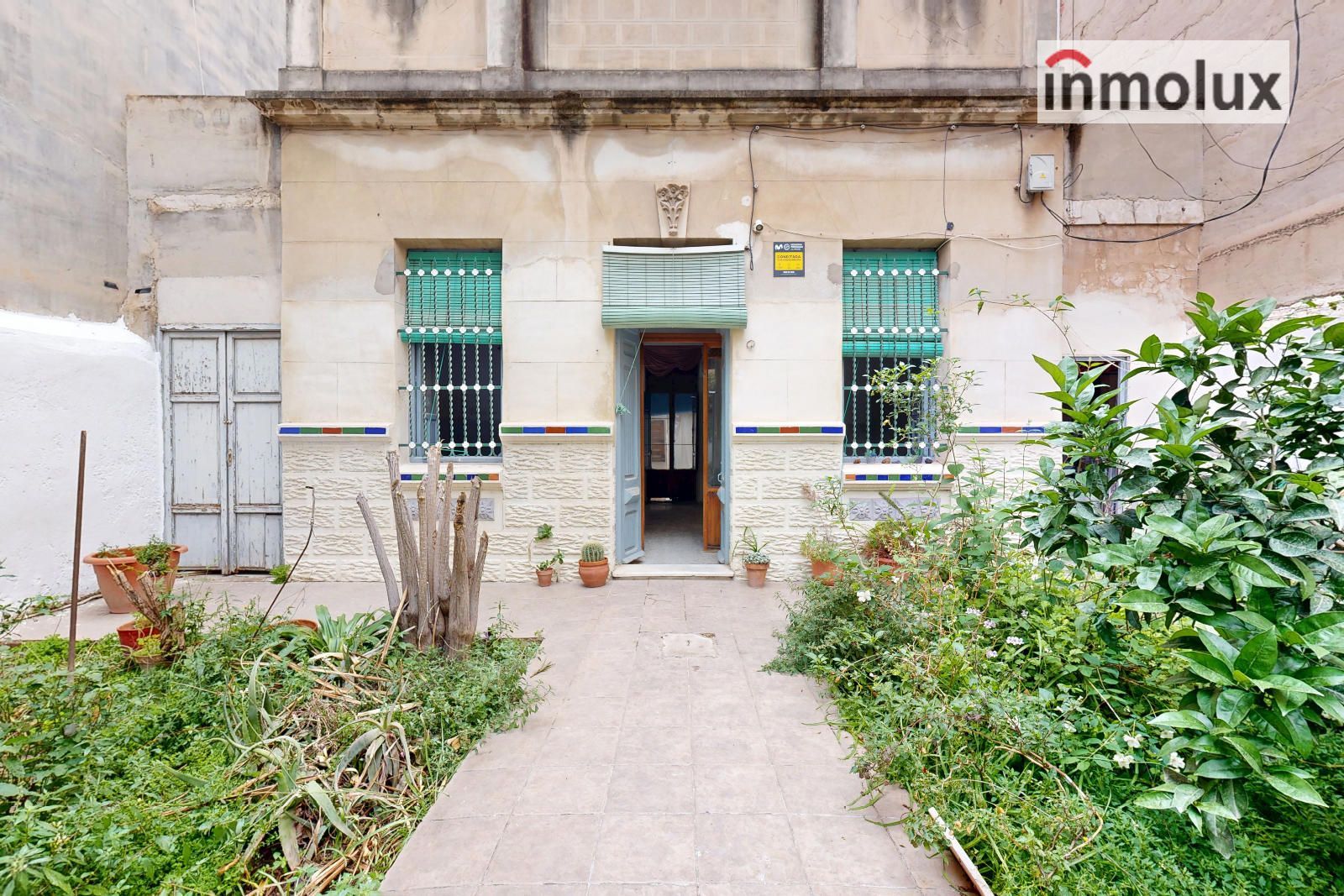 ENTRADA Y JARDÍN
