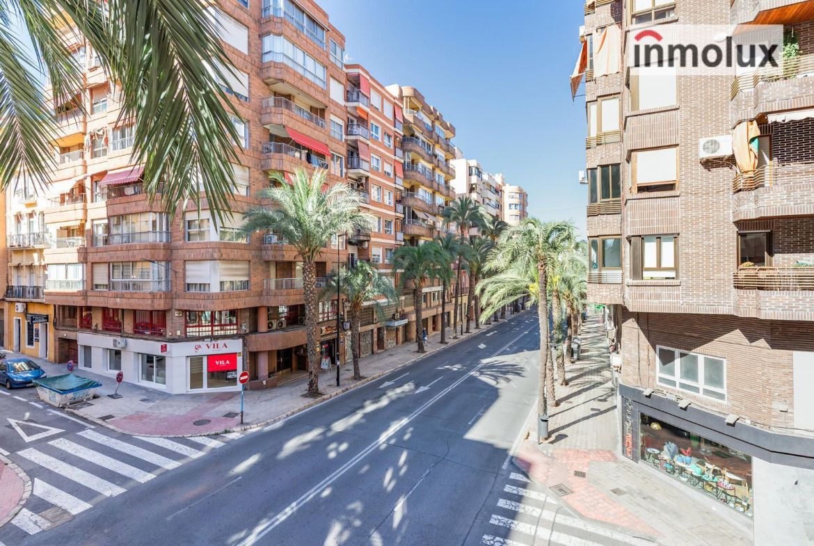 Amplia Vivienda de 4 Dormitorios en Pleno Centro de Alicante